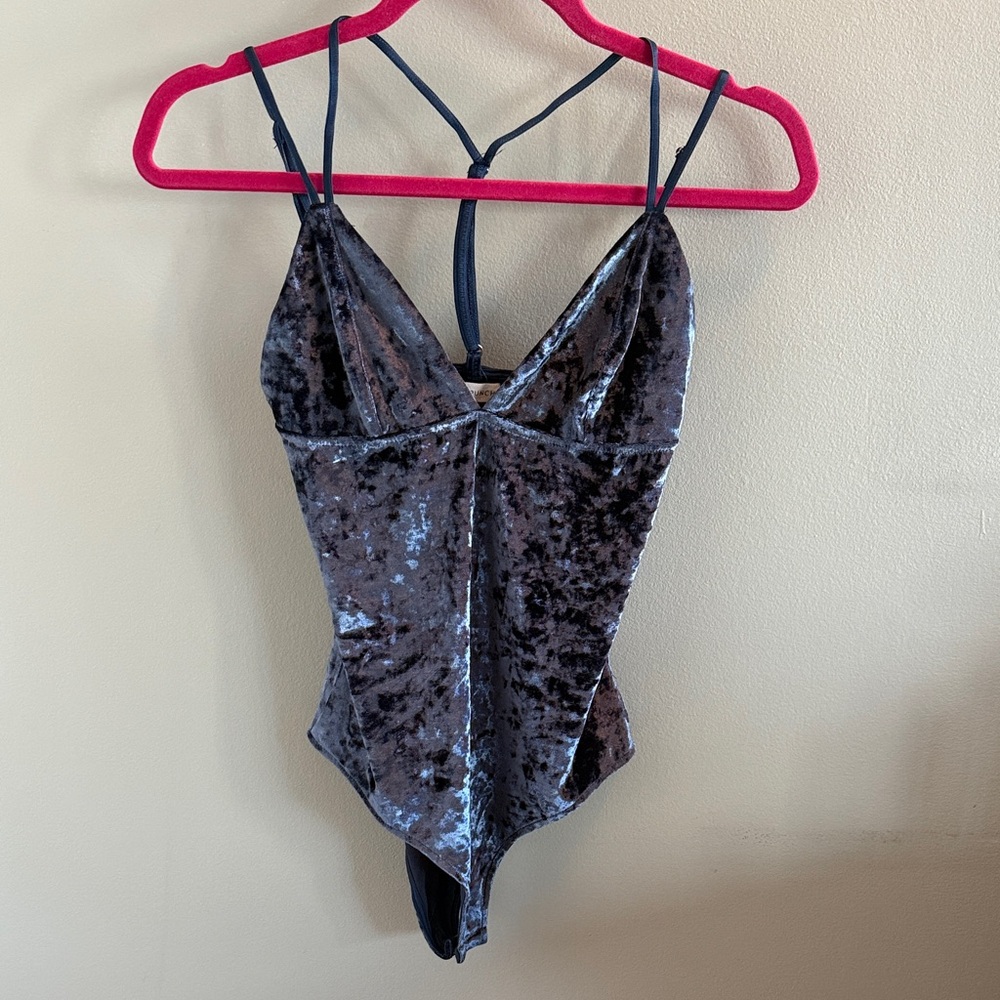 Honey Punch Velvet Crushed Bodysuit in Navy Size S